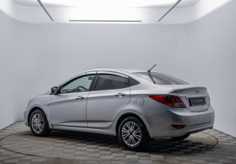 Подержанный автомобиль Hyundai Solaris Sedan 2012 года (7 фото)