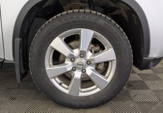 Подержанный автомобиль Nissan X-Trail 2011 года (12 фото)
