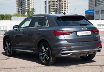 Подержанный автомобиль Audi Q3 2021 года (4 фото)