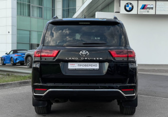 Подержанный автомобиль Toyota Land Cruiser Suv 2024 года (6 фото)