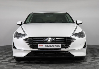 Подержанный автомобиль Hyundai Sonata 2020 года (2 фото)