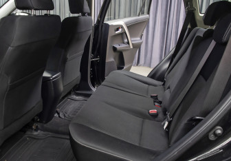 Подержанный автомобиль Toyota RAV4 2014 года (12 фото)