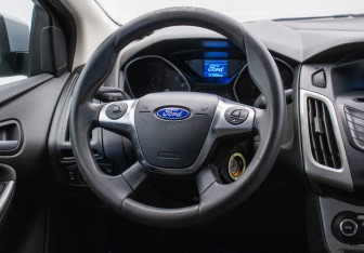 Подержанный автомобиль Ford Focus Sedan 2011 года (15 фото)