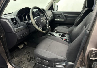 Подержанный автомобиль Mitsubishi Pajero 2012 года (9 фото)