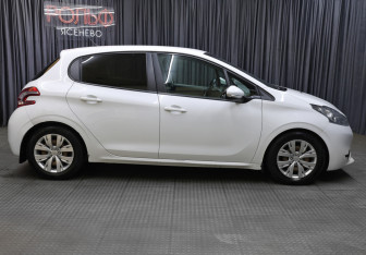 Подержанный автомобиль Peugeot 208 2013 года (4 фото)