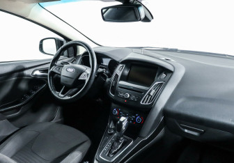 Подержанный автомобиль Ford Focus Hatchback 2015 года (5 фото)