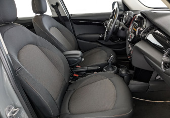 Подержанный автомобиль MINI Hatch 2020 года (24 фото)