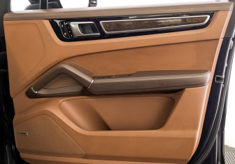 Подержанный автомобиль Porsche Cayenne 2020 года (25 фото)