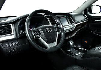 Подержанный автомобиль Toyota Highlander 2015 года (10 фото)