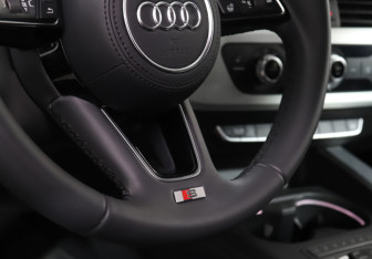 Подержанный автомобиль Audi A4 Sedan 2017 года (17 фото)