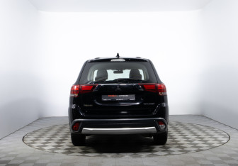 Подержанный автомобиль Mitsubishi Outlander 2017 года (6 фото)