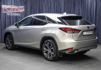 Подержанный автомобиль Lexus RX 2022 года (7 фото)