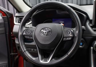 Подержанный автомобиль Toyota RAV4 2021 года (17 фото)
