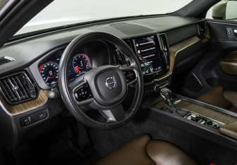 Подержанный автомобиль Volvo XC60 2021 года (10 фото)