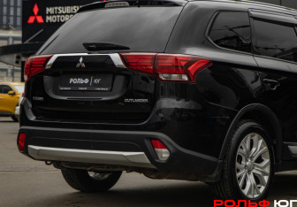 Подержанный автомобиль Mitsubishi Outlander 2015 года (17 фото)