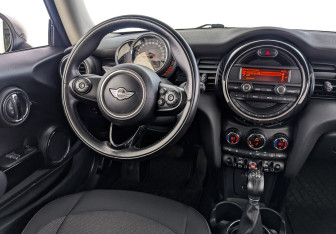 Подержанный автомобиль MINI Hatch 2016 года (25 фото)