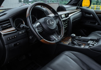 Подержанный автомобиль Lexus LX 2017 года (12 фото)
