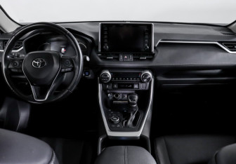 Подержанный автомобиль Toyota RAV4 2019 года (12 фото)