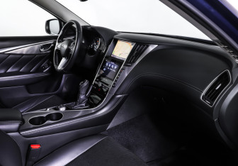 Подержанный автомобиль Infiniti Q50 2018 года (10 фото)