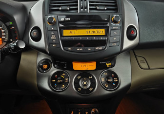 Подержанный автомобиль Toyota RAV4 2010 года (13 фото)