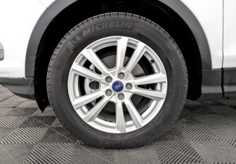 Подержанный автомобиль Ford Kuga 2017 года (18 фото)