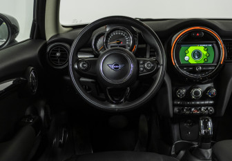 Подержанный автомобиль MINI Hatch 2019 года (10 фото)