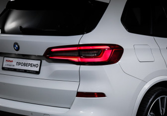 Подержанный автомобиль BMW X5 2019 года (19 фото)