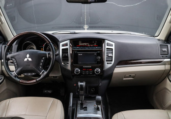 Подержанный автомобиль Mitsubishi Pajero 2019 года (10 фото)