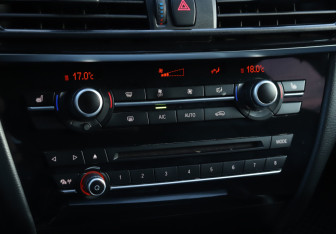 Подержанный автомобиль BMW X5 2014 года (16 фото)