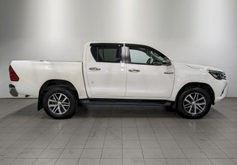 Подержанный автомобиль Toyota Hilux 2015 года (4 фото)