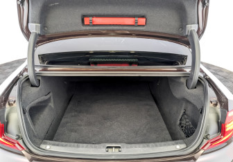 Подержанный автомобиль Volvo S90 2019 года (10 фото)