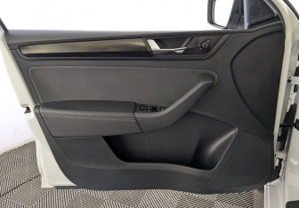 Подержанный автомобиль Skoda Rapid Liftback 2020 года (16 фото)