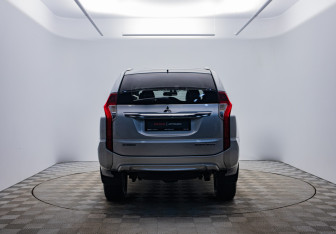 Подержанный автомобиль Mitsubishi Pajero Sport 2019 года (4 фото)