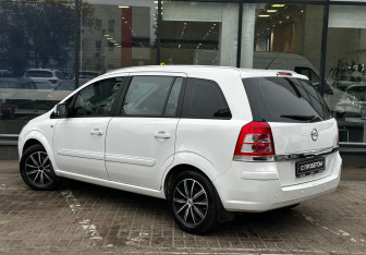 Подержанный автомобиль Opel Zafira Compactvan 2012 года (6 фото)