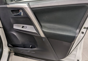 Подержанный автомобиль Toyota RAV4 2017 года (18 фото)