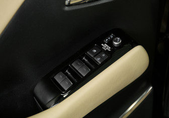 Подержанный автомобиль Toyota Alphard 2021 года (8 фото)