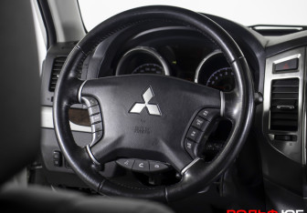 Подержанный автомобиль Mitsubishi Pajero 2021 года (13 фото)