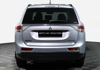 Подержанный автомобиль Mitsubishi Outlander 2013 года (6 фото)