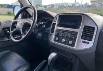 Подержанный автомобиль Mitsubishi Pajero 2006 года (8 фото)
