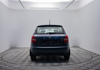 Подержанный автомобиль Skoda Fabia Hatchback 2012 года (6 фото)