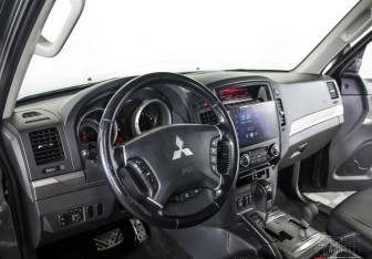 Подержанный автомобиль Mitsubishi Pajero 2013 года (11 фото)