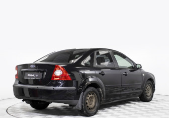 Подержанный автомобиль Ford Focus Sedan 2006 года (5 фото)