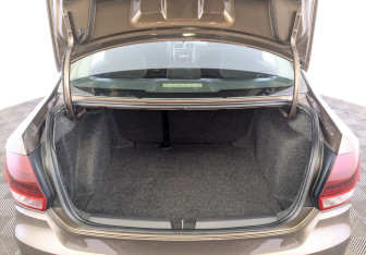 Подержанный автомобиль Volkswagen Polo Sedan 2015 года (10 фото)