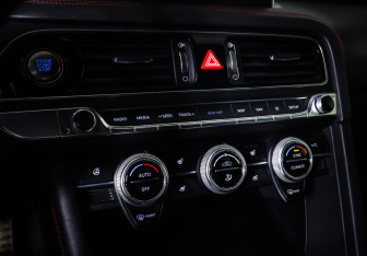 Подержанный автомобиль Genesis G70 2018 года (18 фото)