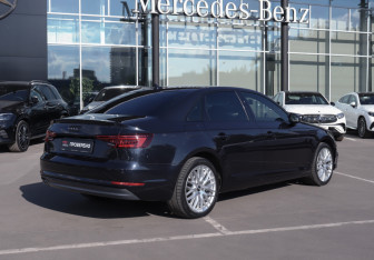Подержанный автомобиль Audi A4 Sedan 2018 года (5 фото)