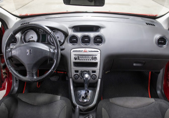 Подержанный автомобиль Peugeot 308 Hatchback 2009 года (11 фото)