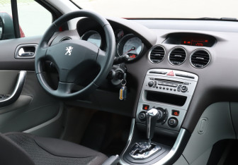 Подержанный автомобиль Peugeot 308 Hatchback 2010 года (12 фото)