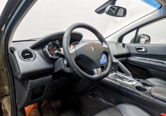 Подержанный автомобиль Peugeot 3008 2012 года (17 фото)