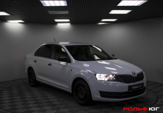 Подержанный автомобиль Skoda Rapid Liftback 2015 года (18 фото)
