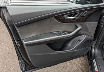 Подержанный автомобиль Audi Q8 2021 года (19 фото)
